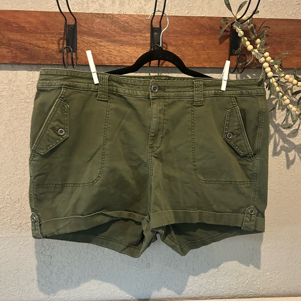 Torrid Olive Green Women's Cargo Shorts Sz. 24